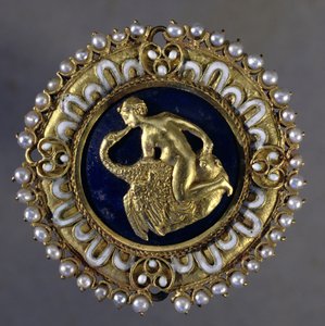 Brosch dekorerad med en scen av Leda och svanen (guld, lapis lazuli och pärlor)